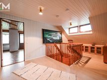 Yläkerran aula kattoikkunalla