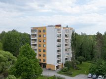 Asunnon ikkunat etelään ja itään/ Fönstren söderut och österut