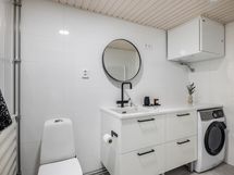 Asuinmukavuutta nostaa hyvät säilytysratkaisut ja erillinen kodinhoitohuone wc:llä.