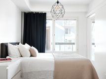 Makuuhuoneeseen mahtuu helposti leveäsänky ja iso työpiste / meikkiöpöytä