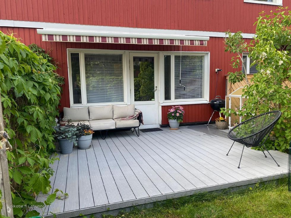 Tällä terassilla kelpaa nauttia auringosta ja lämmöstä