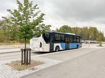 Suoraan talon edessä on bussipysäkki sekä muutaman minuutin kävelymatkan päästä löytyy toinen!