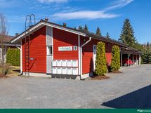 autokatoksen päädyssä varastotilat