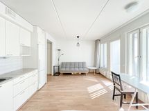 Huoneeseen mahtuu hyvin pöytä ja sänky sekä sohva.