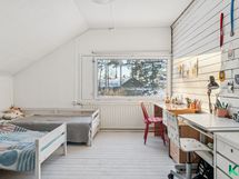 Rintamamiestalon yläkerran makuuhuone