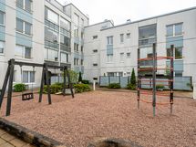 Sisäänkäynti on sisäpihan puolelta