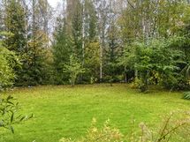 tilava tontti rajautuu viheralueeseen