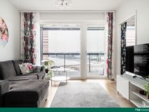 Olohuoneessa isot ikkunat lasitetulle parvekkeelle