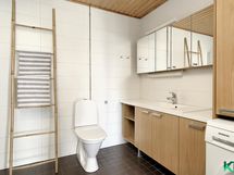 Alakerran tilava kylpyhuone