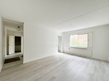 Ikkunat suuntaavat kaakkoon ja näkymä on metsäinen.