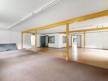 Hallin sisääntulokerroksessa avoimia varasto/käyttötiloja.