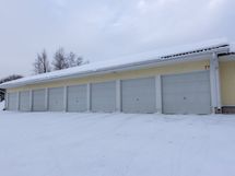 Asuntoon kuuluu 3. autotalli oikealta katsottuna.