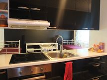 Keittiössä on induktio-liesi