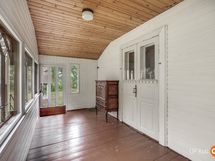 Päärakennuksen kuisti