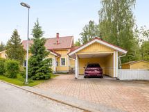 Autokatos ja pihapaikkoja autoille