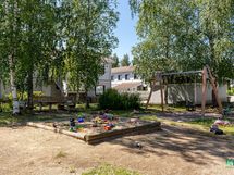 Taloyhtiön leikkipaikka.