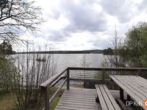 Taloyhtiön terassi rannan tuntumassa