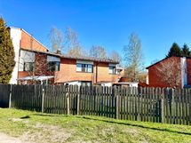 Huoneistoon kuuluu kivan kokoinen takapiha ja varasto.