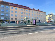 Vieressä ovat ratikka- ja bussipysäkit, sekä runsaasti palveluita ja ravintoloita.
