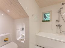 Alakerran kylpyhuone  - Nedre badrummet