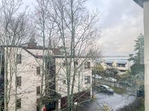 Keittiön ikkunasta näkymät aina merelle asti.