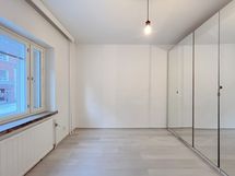 Makuuhuone on tilava ja sinne mahtuu  parisängyn lisäksi hyvin myös työpiste.