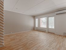 Olohuoneessa ilmalämpöpumppu