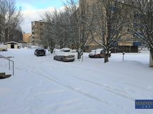 Pihapaikoissa on sähköauton latauslaitteistot.