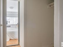 Käytännöllinen walkin vaatehuone, jossa säilytystilaa ja komero