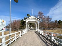 Esimerkiksi Seurasaaren kauniit ulkoilureititkin ovat kävelyetäisyydellä. Kuva kesältä.