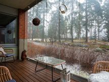 Luonto on läsnä myös asunnon parvekkeella.