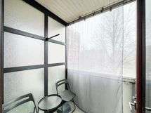 Parveke on koilliseen.