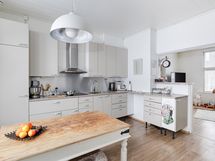 Keittiö on osittain auki olohuoneeseen päin/ Köket delvis öppet mot vardagsrummet