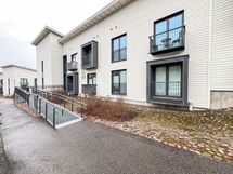 Kaunis julkisivu, ympärillä metsämaisemaa sekä alle 1,5 km meren rantaan.