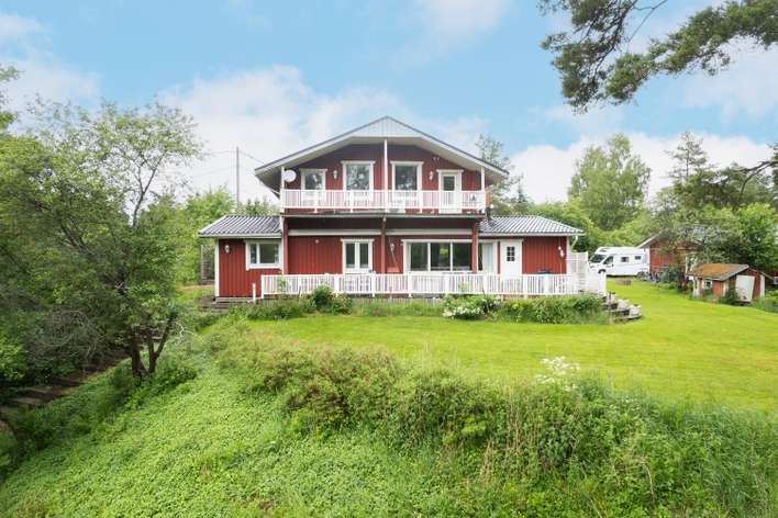 Omakotitalo, Alakerta: 4mh, oh, k, toimistoh./ kph/s, wc, khh. Yläkerta: 4mh, aula, suihkuhuone, wc, parveke., 269/277 m², Mattby - Näkymä 3
