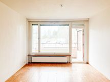 Olohuoneen yhteydessä on tilava lasitettu parveke.