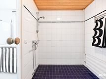 Alakerran kylpyhuoneessa kaksi suihkua