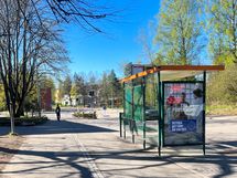 Bussit kulkevat vierestä Näyttelijäntietä pitkin.