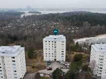 Upea sijainti mäen päällä, Herttoniemen siirtolapuutarhan ja Kivinokan naapurissa