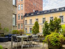 sisäpihan terassi
