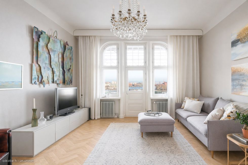 AI:n luoma havainnekuva huoneesta vaalealla kalanruotokuvioisella tammiparkettilattialla.