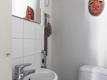 Makuuhuoneen yhteydessä oleva erillinen wc