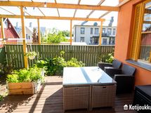 Kodinhoitohuoneesta kulku takapihan patiolle.