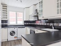 Tilava keittiö, jossa on myös pesukone