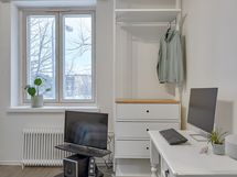 Makuuhuone 1, jossa kaksi kiinteää säilytysratkaisua.