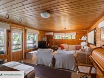 Päärakennuksen olohuoneessa ILP