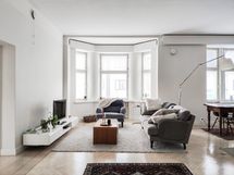 Olohuoneen ikkunat ovat Fredrikinkadun suuntaan