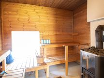 Kunnon idylliä on toimiva pihasauna puukiukaineen ja vesipatoineen.