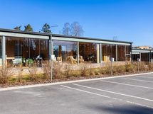 Tolppapaikat ja näkymä terassin suuntaan