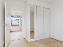 Makuuhuoneissa on liukuovelliset kaapit